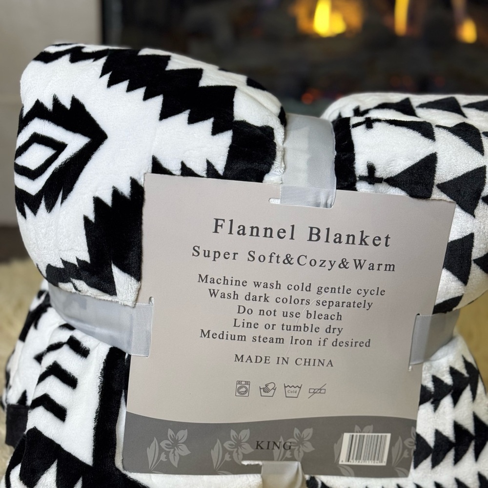 New King size Flannel blanket Aztec print brand new Black white color cozy thick - Picture 2 of 3